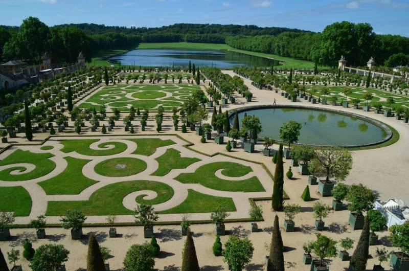 تماثيل قصر فرساي تتحدث مع الزوار