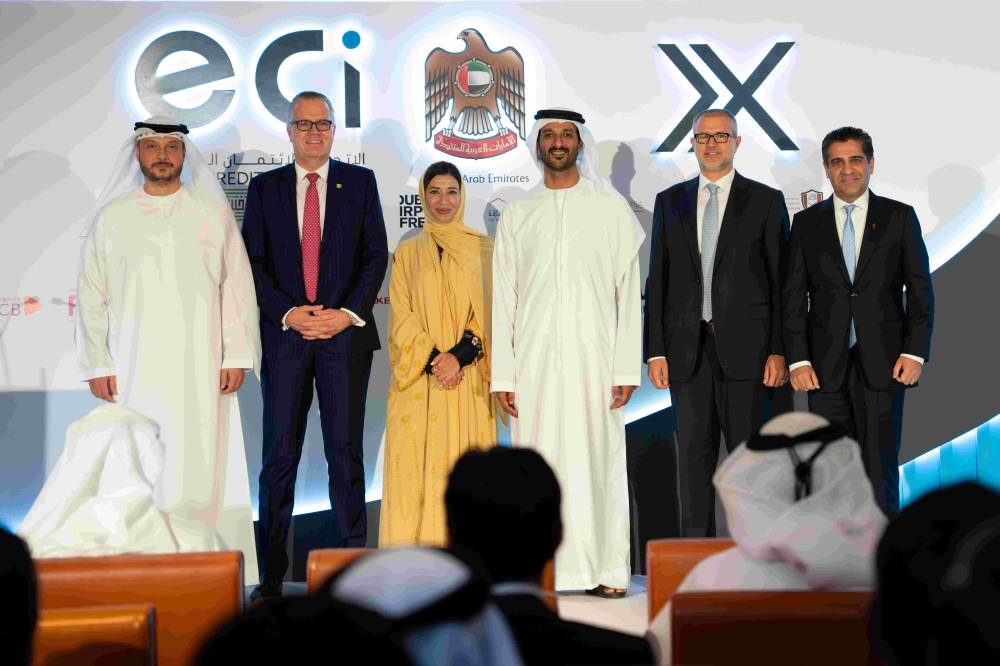 بن طوق والمزروعي يتوسطان الرؤساء التنفيذيين للبنوك الأربعة الشريكة