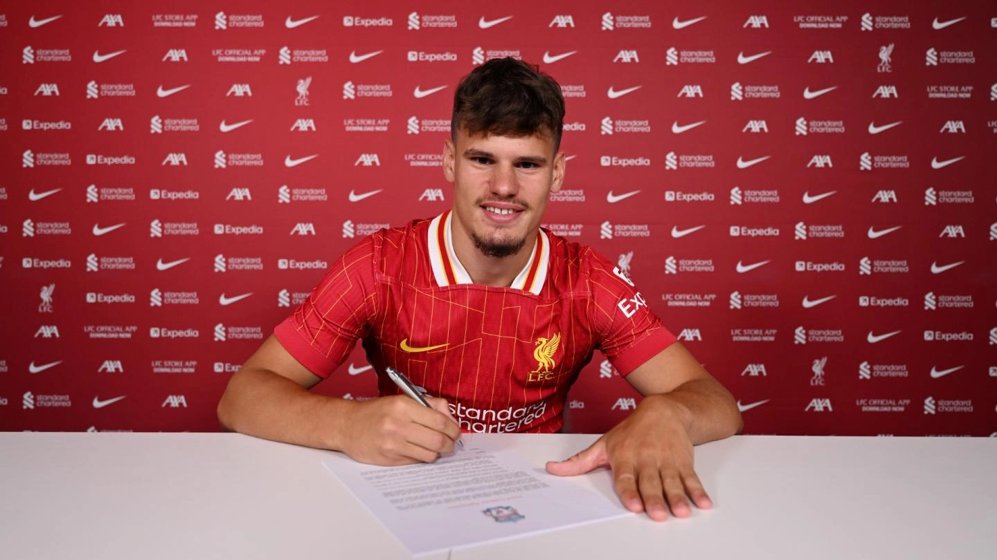 ليفربول يعلن تعاقده مع الظهير المجري كيركيز