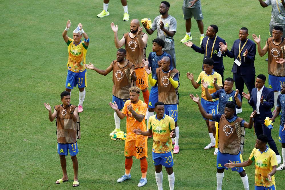 لاعبو صنداونز يحييون جمهورهم