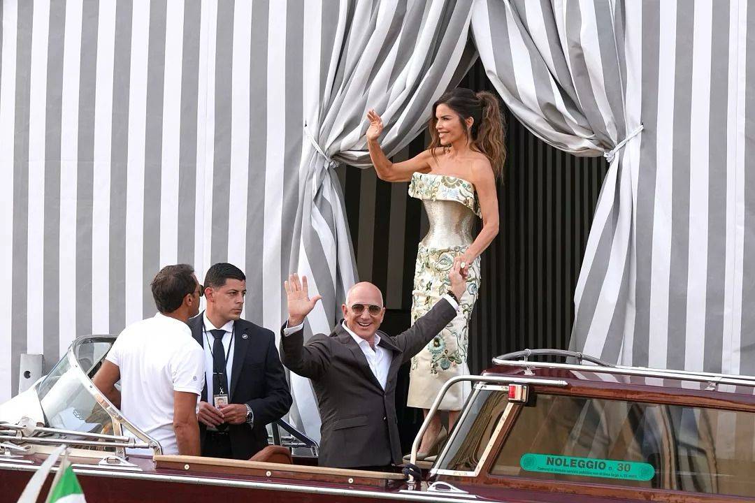 90 طائرة خاصة و30 «تاكسي» مائياً.. زفاف مؤسس أمازون يكسر الأرقام ويغزو شوارع البندقية