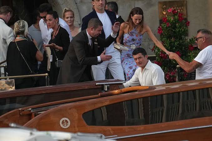 عاصفة تربك حفل جيف بيزوس ولورين سانشيز في فينيسيا.. المشاهير هربوا تحت المطر