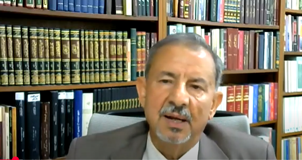 المحاضر اثناء تقديم المحاضرة