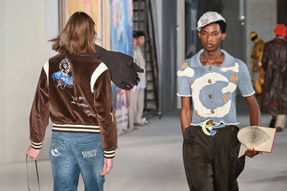 الجرأة والألوان تطبعان أسبوع الموضة الرجالية في باريس 