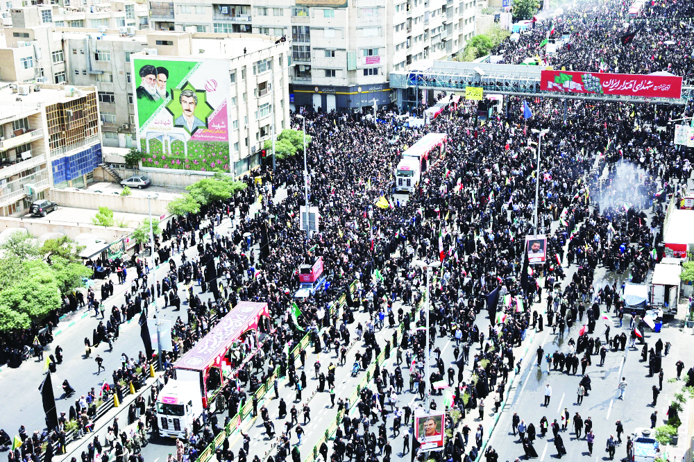 إيرانيون يشاركون في موكب جنازة القادة العسكريين والعلماء النوويين الذين قتلوا في الضربات الإسرائيلية 