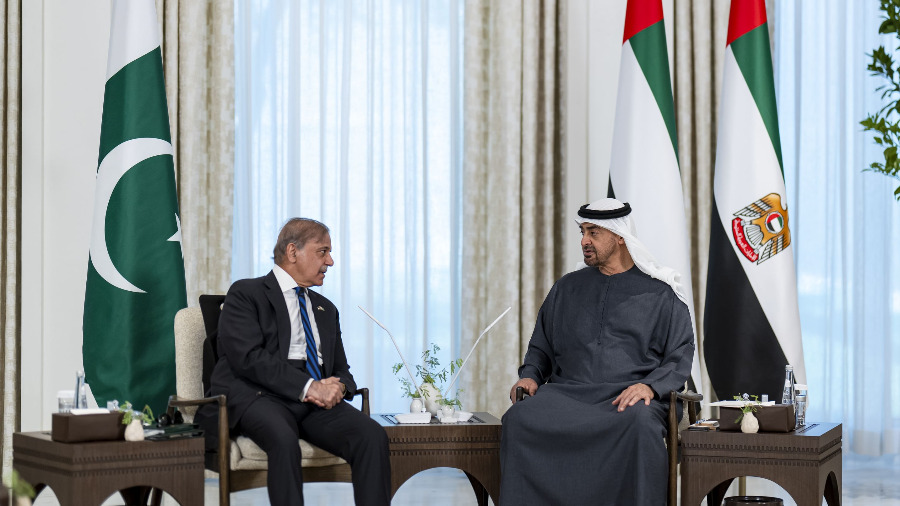 محمد بن زايد ورئيس وزراء باكستان يبحثان علاقات التعاون والتطورات الإقليمية
