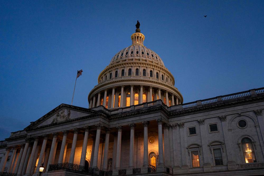 مبنى الكابيتول الأمريكي فجراً خلال جلسة تصويت جماعي في واشنطن ( أ ف ب)