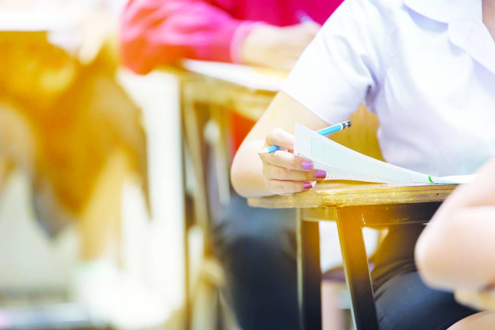 مدارس تدعو الطلبة لاستلام إخطارات الإعادة 