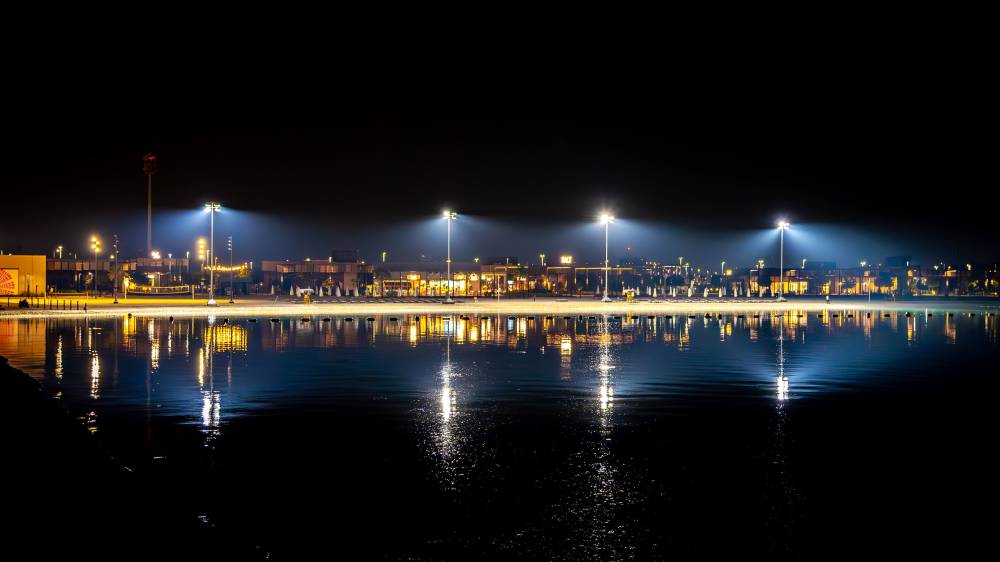 جزيرة الحديريات تفتح أول شاطئ ليلي في أبوظبي