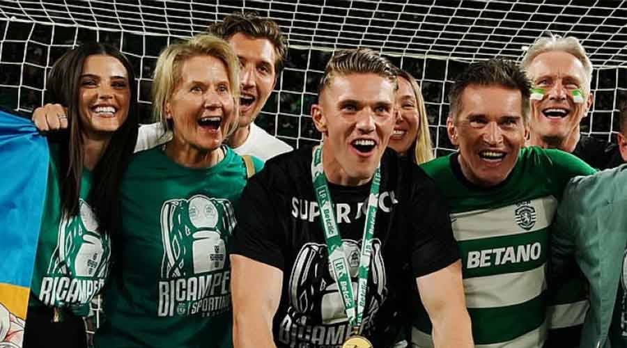 أغيار تحتفل مع المهاجم وعائلته باللقب