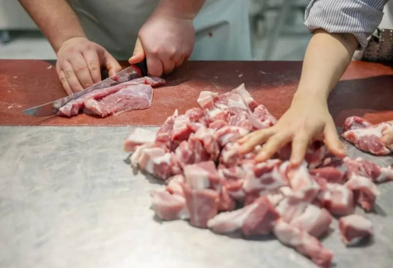 وفاة طفل و29 إصابة.. فضيحة اللحوم الملوثة تهز فرنسا