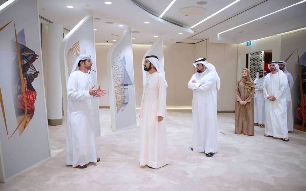 محمد بن راشد يستمع إلى شرح بحضور أحمد بن محمد