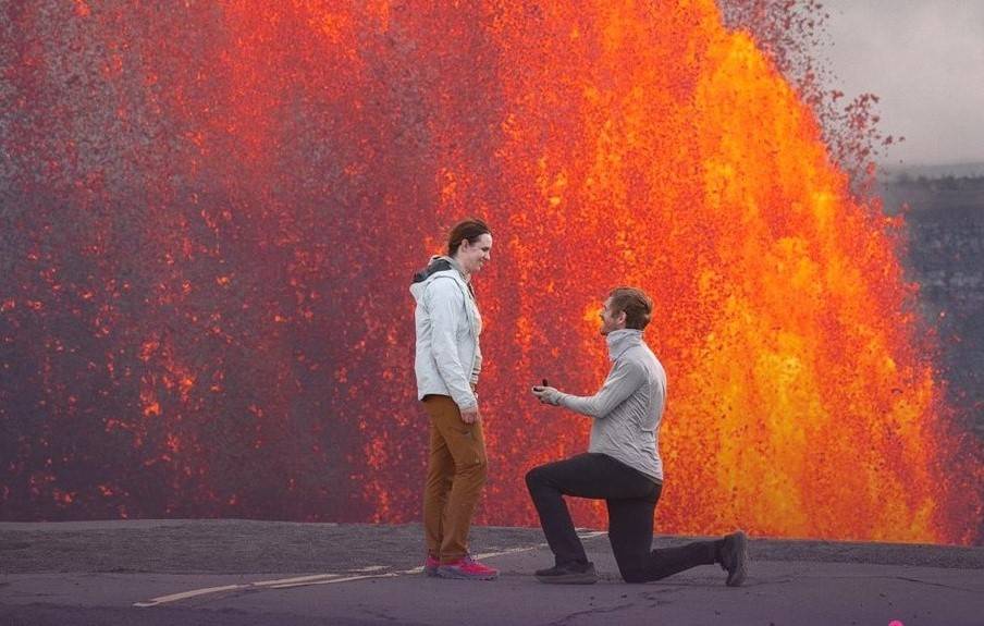 شاب يتقدم للزواج من فتاة أمام بركان ثائر في هاواي