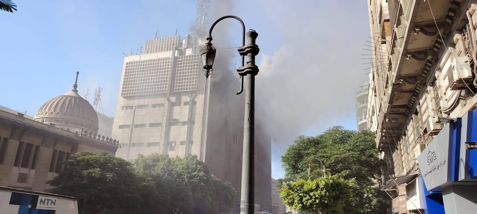 حريق سنترال رمسيس في وسط القاهرة.. الحماية المدنية تحاصر النيران