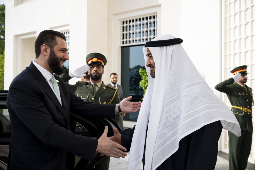 محمد بن زايد مستقبلاً أحمد الشرع: الإمارات تدعم استقرار سوريا وتطلعات شعبها