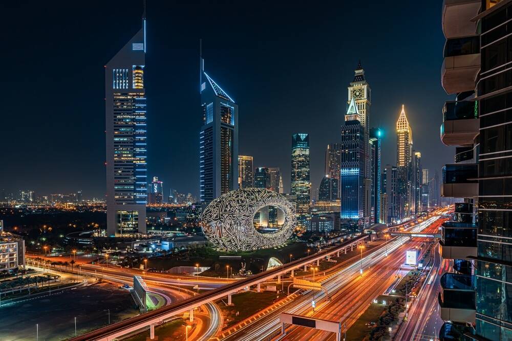 شارع الشيخ زايد بدبي ويظهر متحف المستقبل