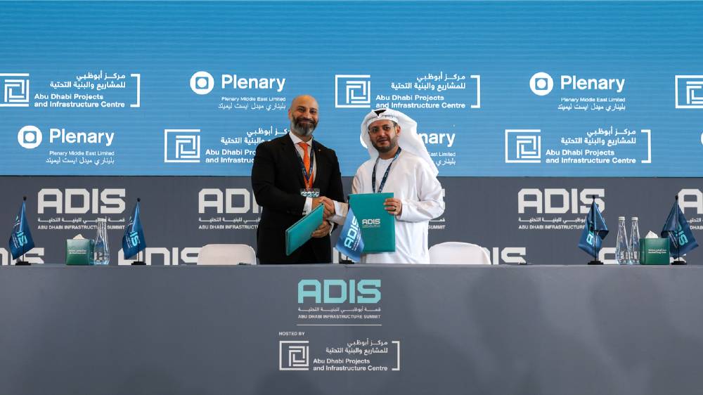  ميسرة عيد وباول كروي يتبادلان أوراق الاتفاقية