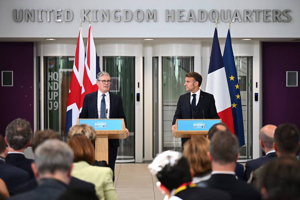  ماكرون وستارمر خلال مؤتمر صحفي بعد اجتماع في قاعدة نورثوود في شمال غرب لندن(أ.ف.ب)