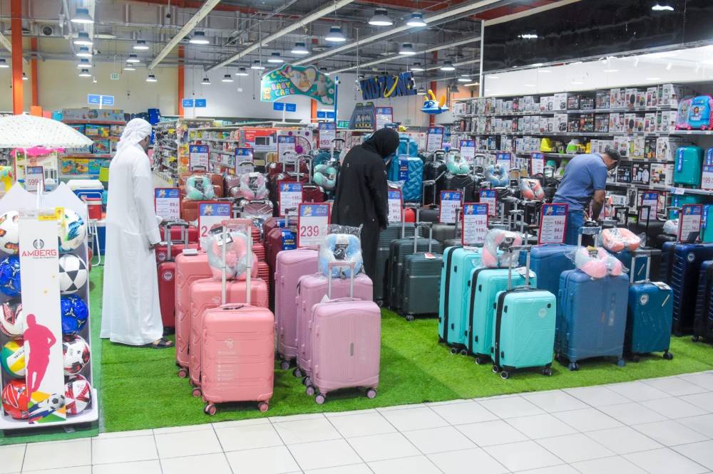 مساحات مخصصة لحقائب السفر في أحد منافذ البيع 