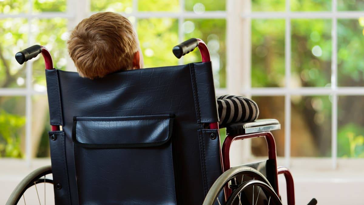 علاج تجريبي يُمكّن طفلاً مشلولاً من المشي