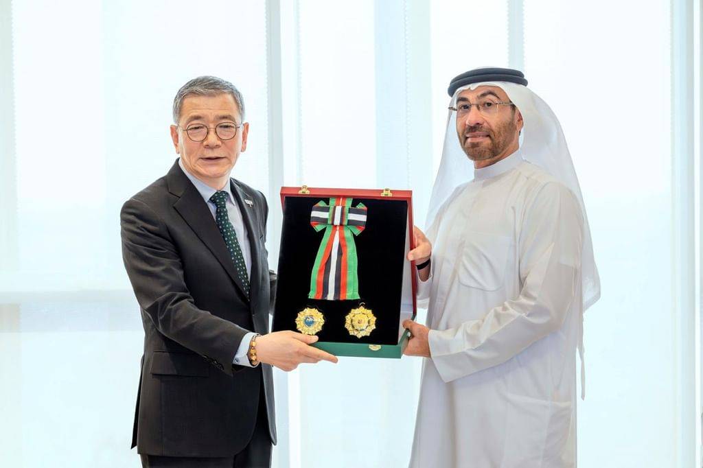 محمد بن زايد يمنح السفير الكوري وسام الاستقلال من الطبقة الأولى