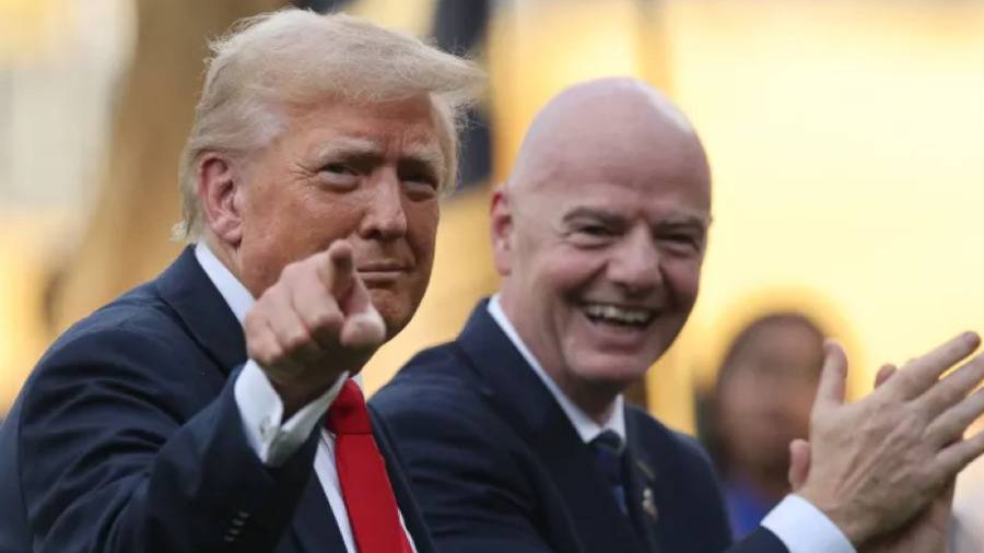 ترامب: بيليه أفضل لاعب بالتاريخ