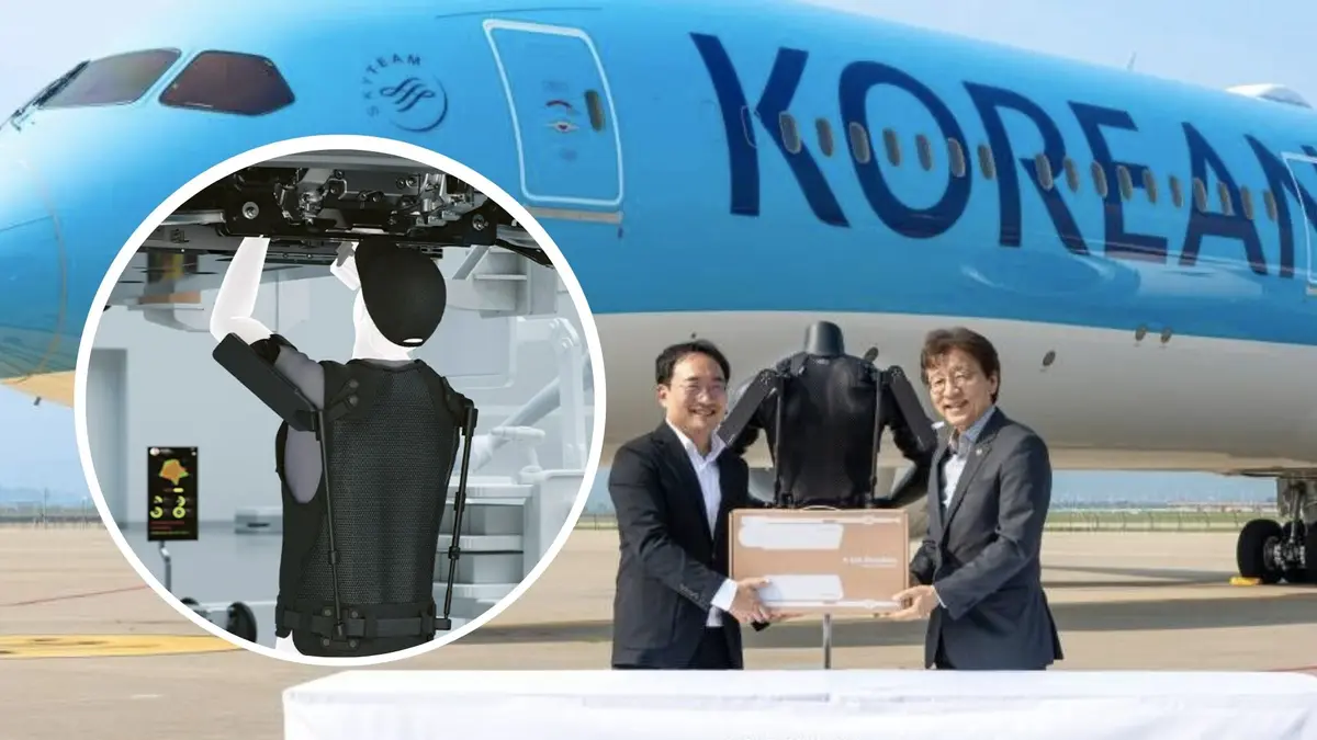 خبيران يعرضان الروبوت المبتكر