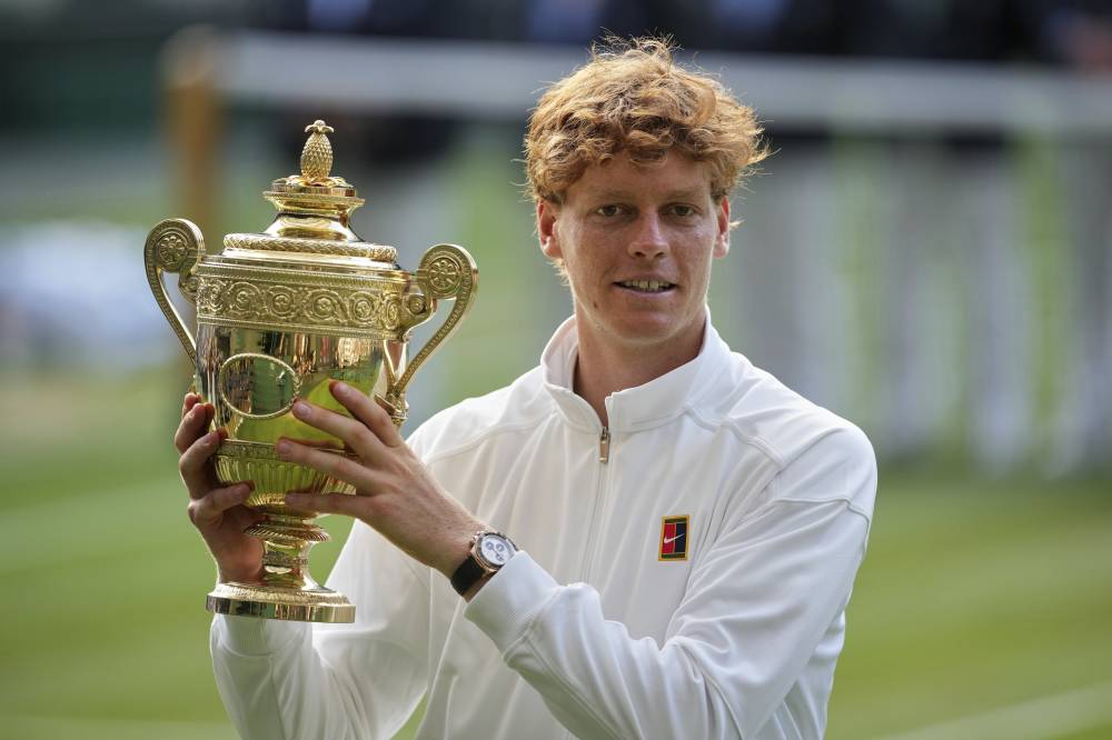 سينر يحمل كأس ويمبلدون