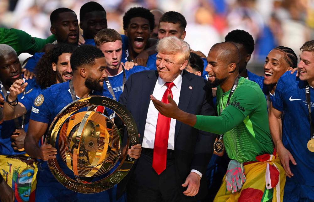 ترامب سعيد على المنصة