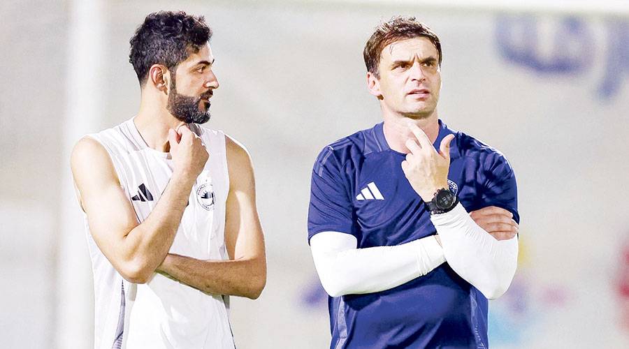 المدرب ميلوش وحارس المرمى الحوسني
