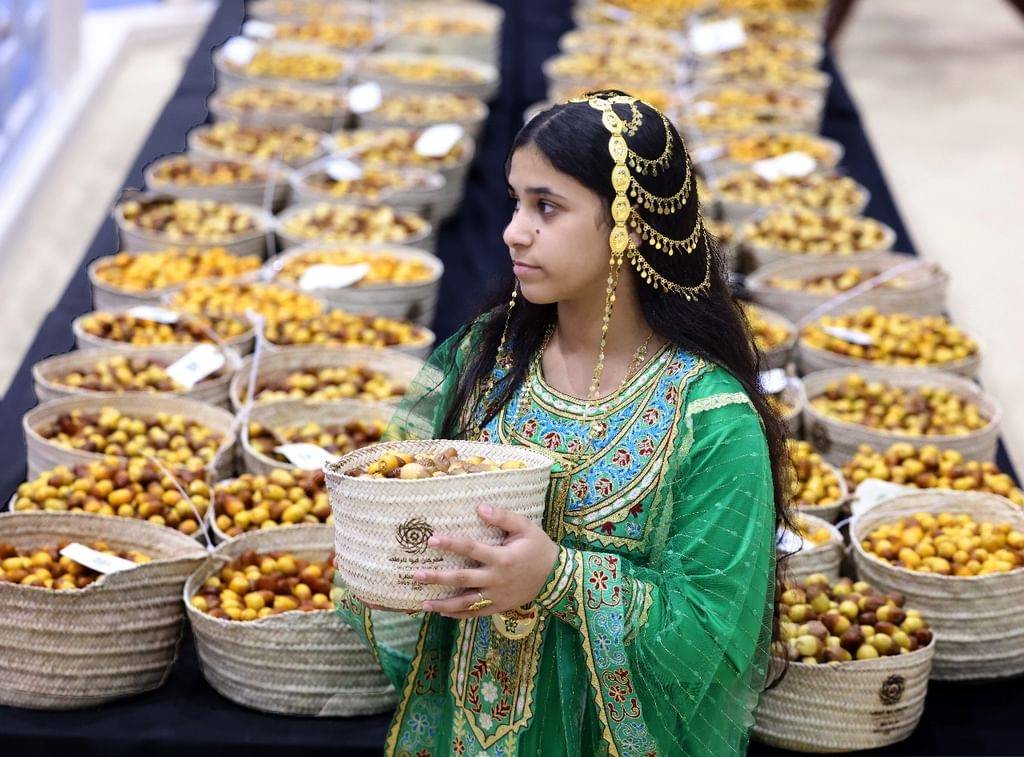 مهرجان ليوا للرطب يستقبل 3.2 طن في يومه الأول