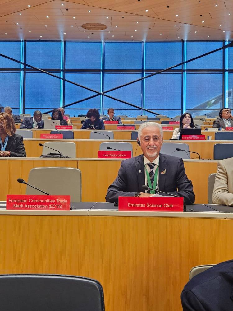 عيسى البستكي خلال مشاركته في الاجتماعات