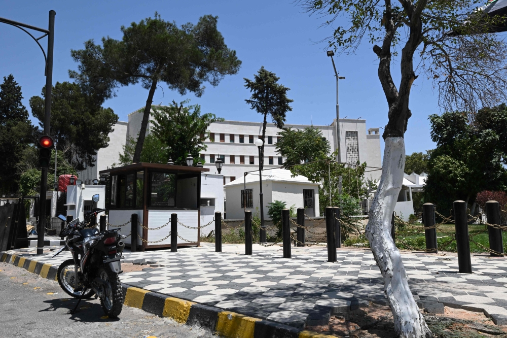 إسرائيل تقصف مدخل مقر الأركان العامة في سوريا وتحذر من مغبة التعرض للدروز