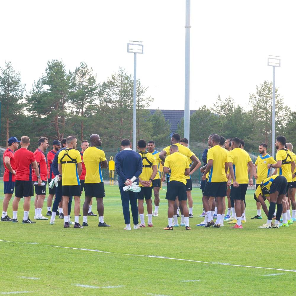المدرب مجيدي يتحدث للاعبين