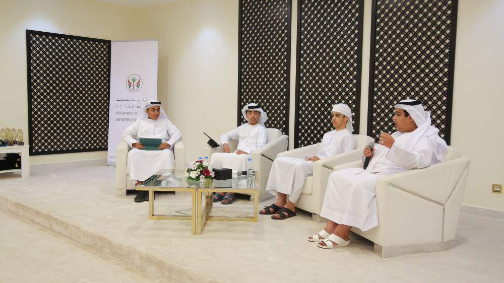 المشاركون في جلسة «شعراء على الدرب»