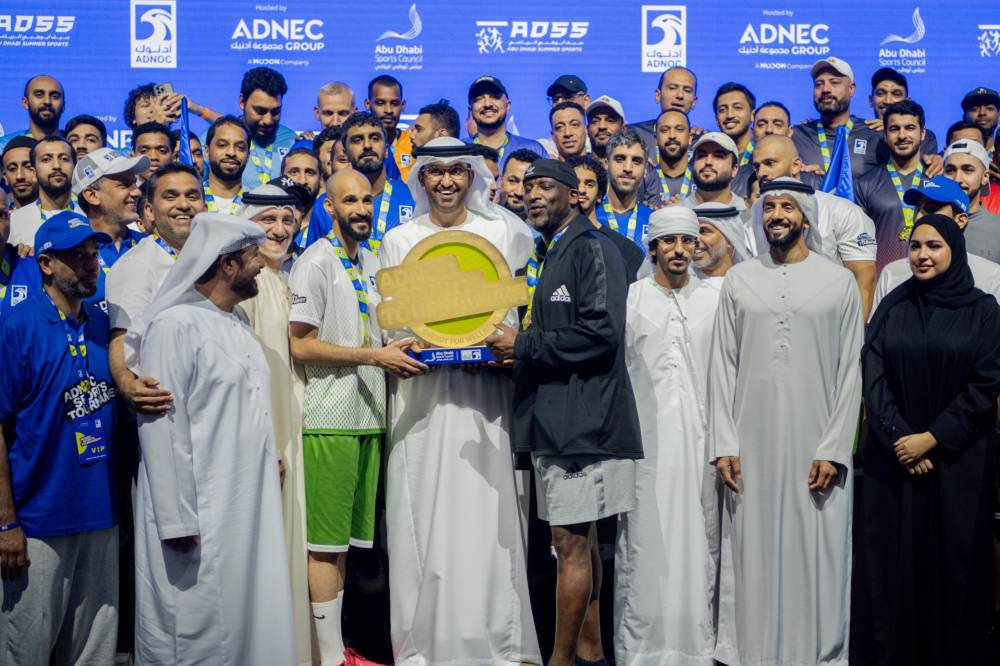  سلطان الجابر يتوج الفريق البطل في كرة القدم