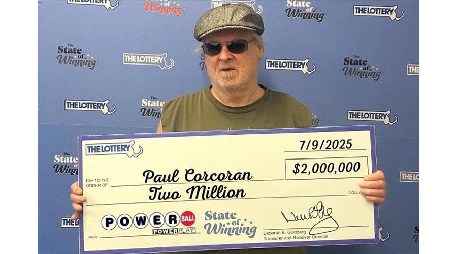 بول كوركوران يحمل الجائزة