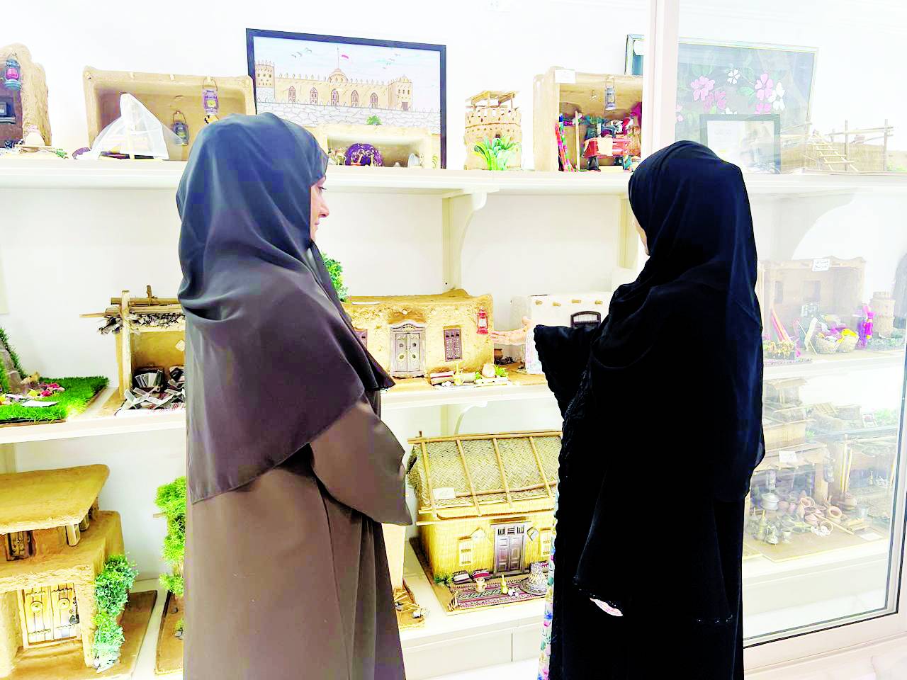  متحفها المنزلي يفيض بالذكريات والحكايات ترويها المجسمات 