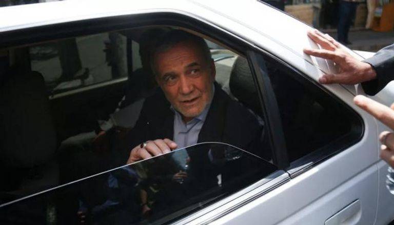 بنزين مغشوش يعطل موكب بزشكيان ويلجئه إلى سيارة أجرة