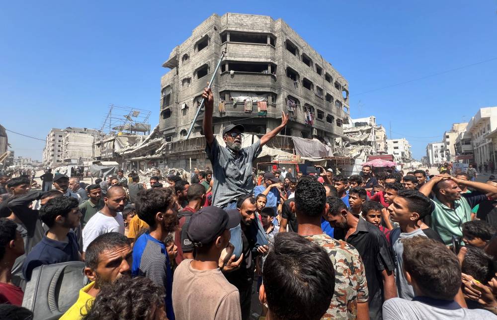  فلسطينيون يتظاهرون ضد الجوع في مدينة غزة (رويترز)