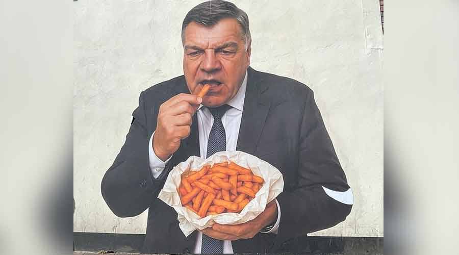 جدارية مضحكة للمدرب ألارديس في مسقط رأسه