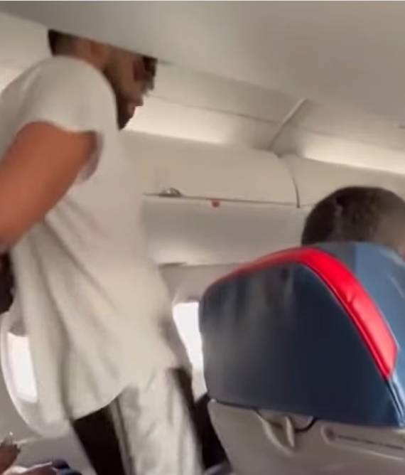 مسافر يحاول فتح باب الطوارئ أثناء تحليق الطائرة
