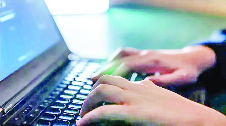 طالب يستخدم الذكاء الاصطناعي