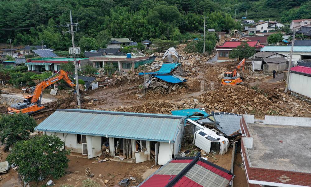 إزالة آثار الانهيارات الأرضية الناجمة عن الأمطار الغزيرة في كوريا الجنوبية (رويترز)