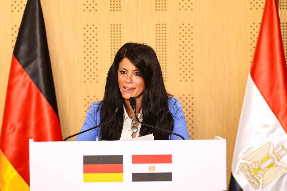 رانيا المشاط متحدثة خلال مؤتمر صحفي