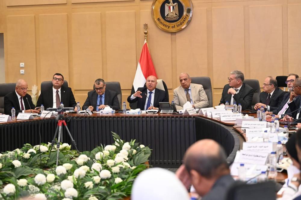 الفريق مهندس كامل الوزير مترأساً الاجتماع