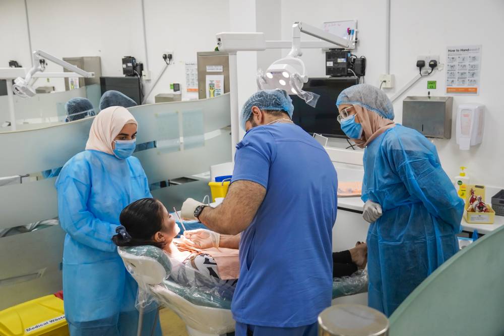 أجهزة حديثة في طب وجراحة الأسنان 