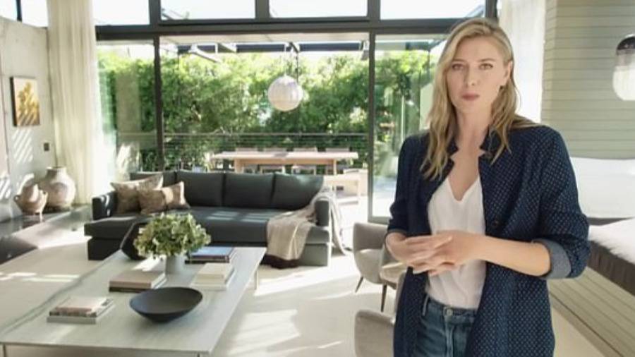 شارابوفا في غرفة المعيشة