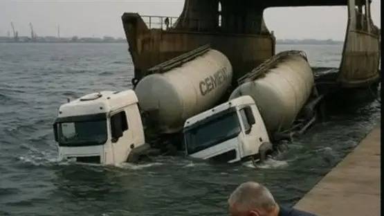 وفاة 3 أشخاص ووقف الملاحة مؤقتاً.. تفاصيل غرق شاحنة في بورسعيد