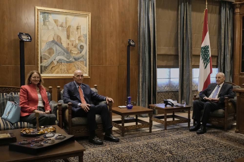 المبعوث الأمريكي توم باراك خلال لقائه رئيس مجلس النواب اللبناني ( أ ب )